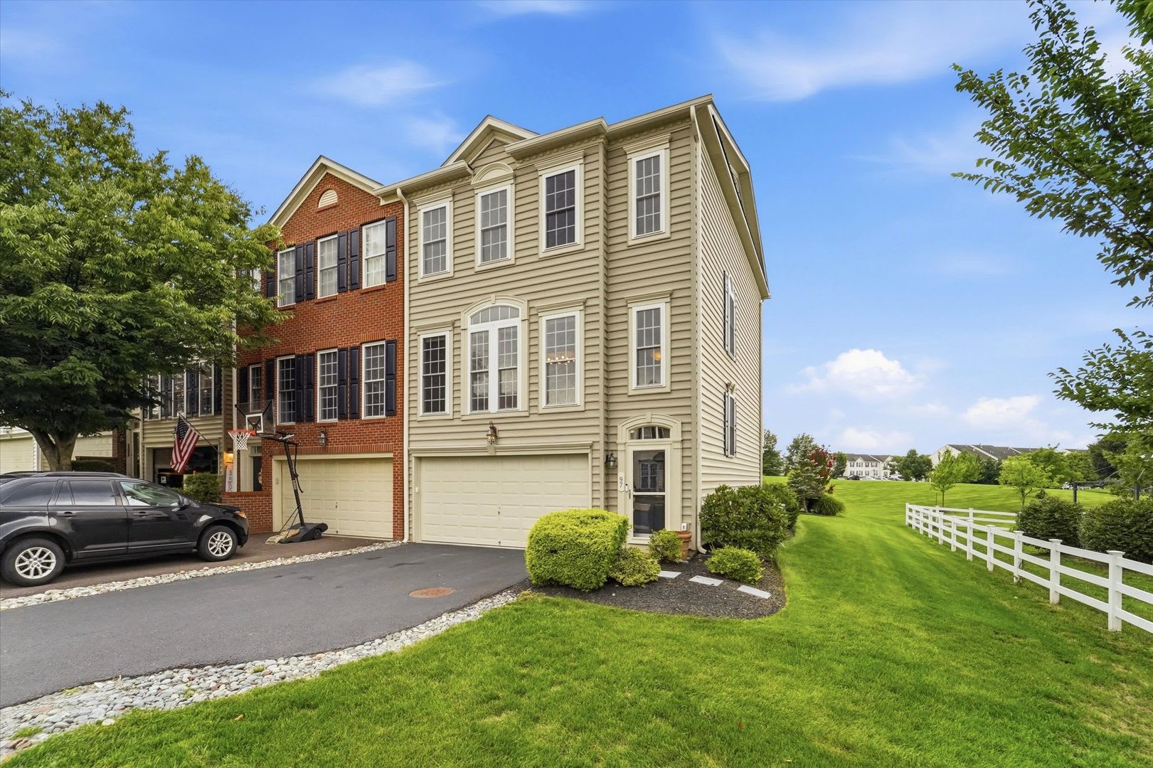 Beautiful 3B/2.5B End-Unit Townhome in Coventry Glen – photo 1