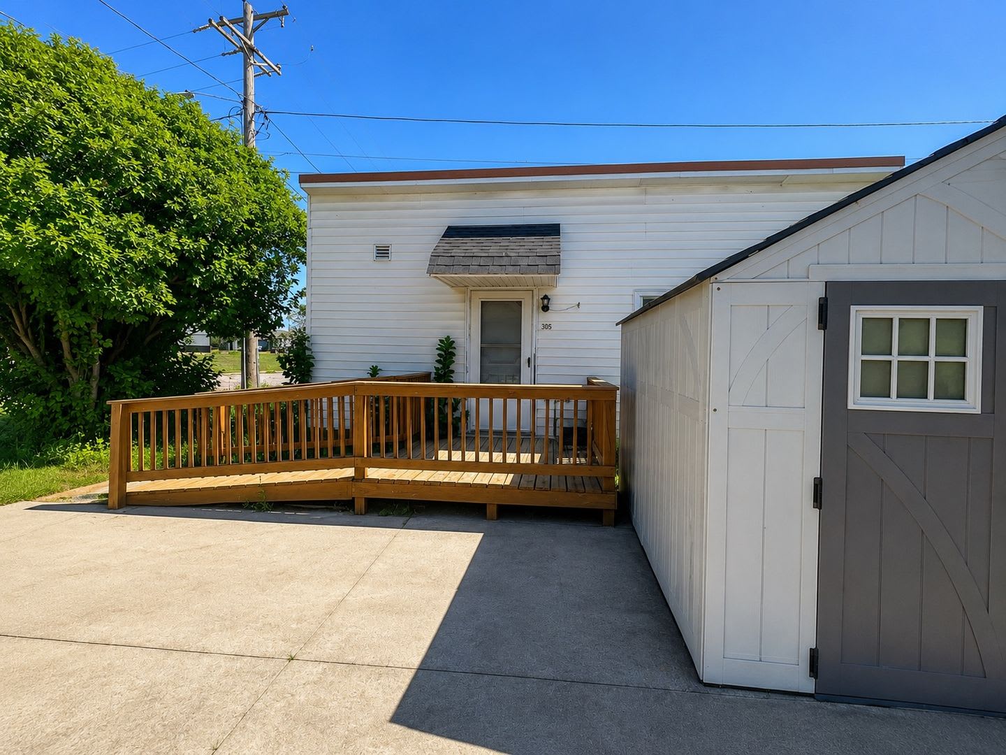 305 E Maple St – photo 1 of 15