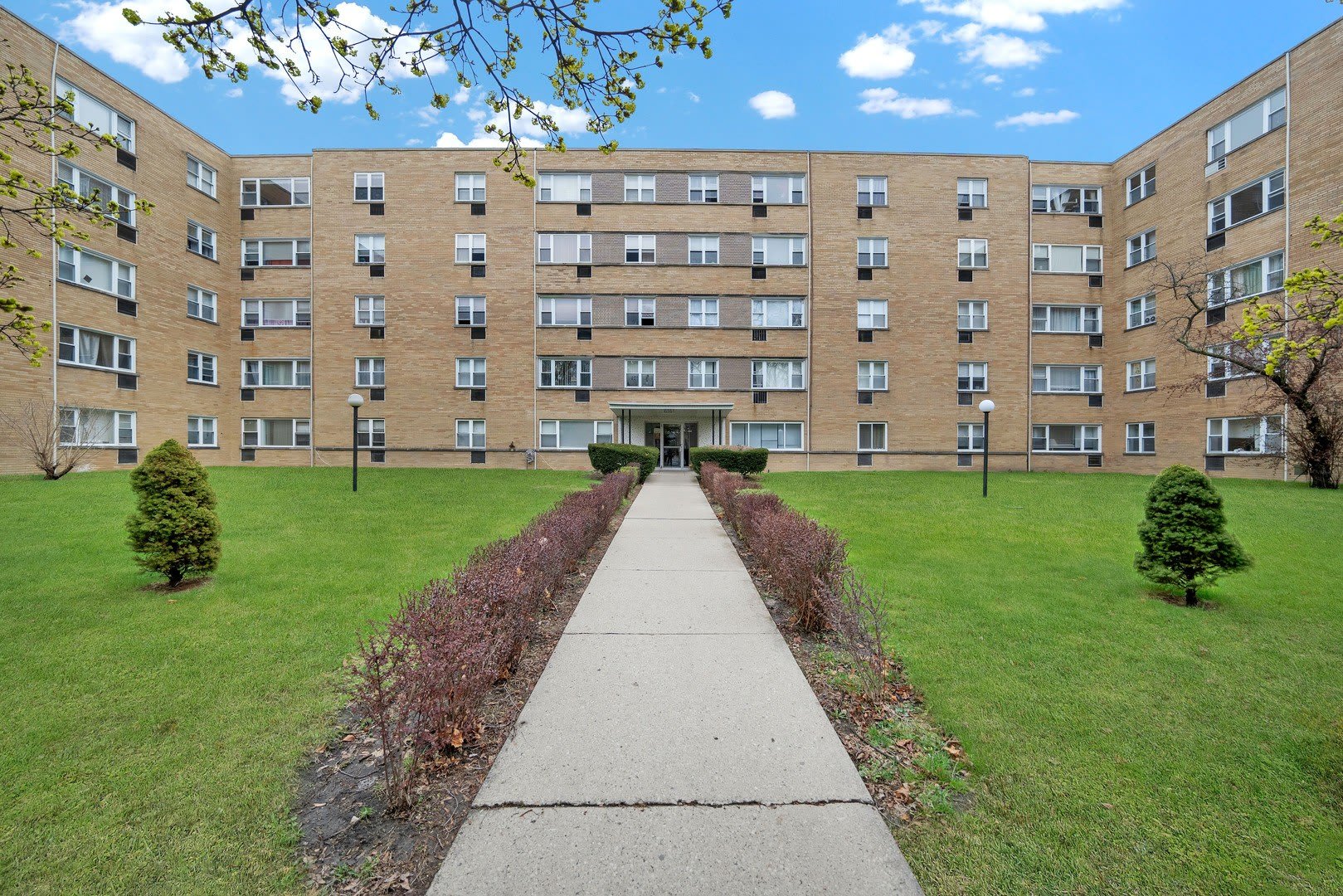6161 N Hoyne Avenue – photo 1