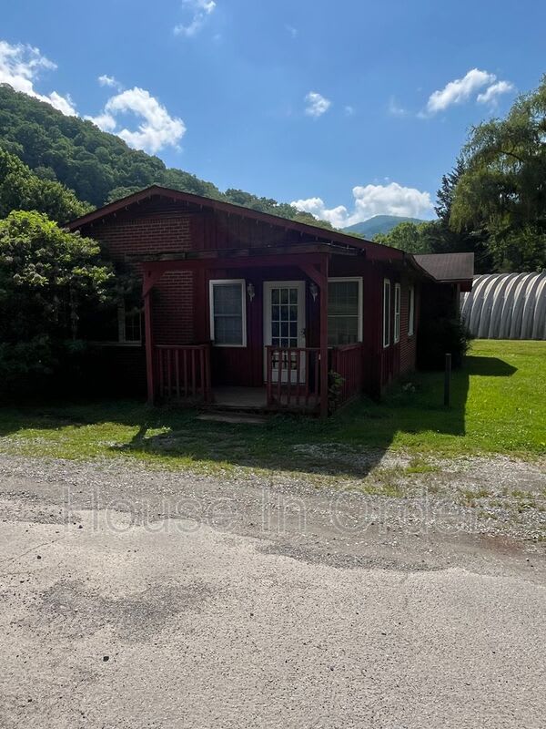 54 Cottage Dr – photo 1 of 13