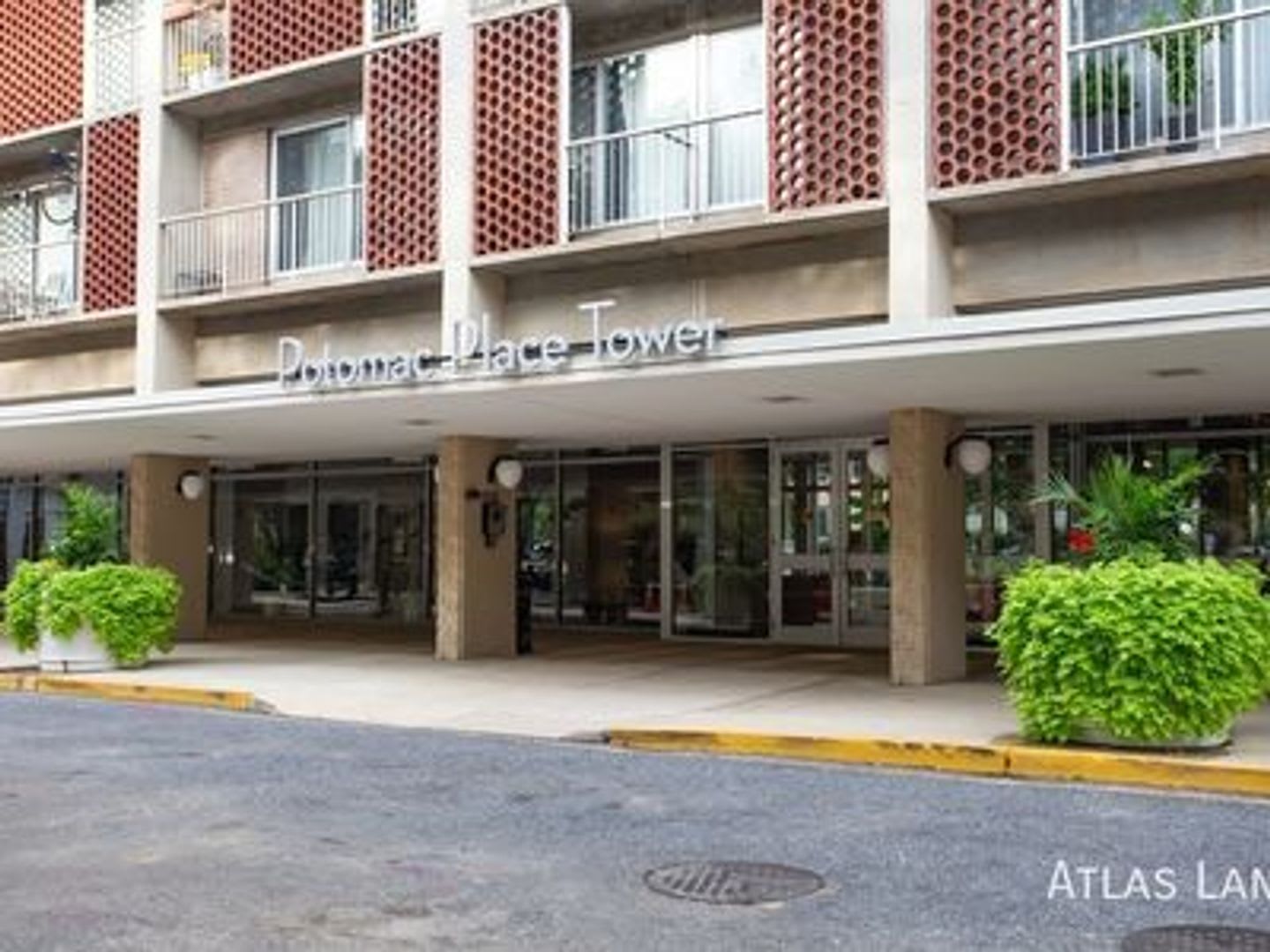 Spacious Efficiency With Modern Amenities Sw Waterfront Location Fitness Room Pool And Concierge Service – photo 1