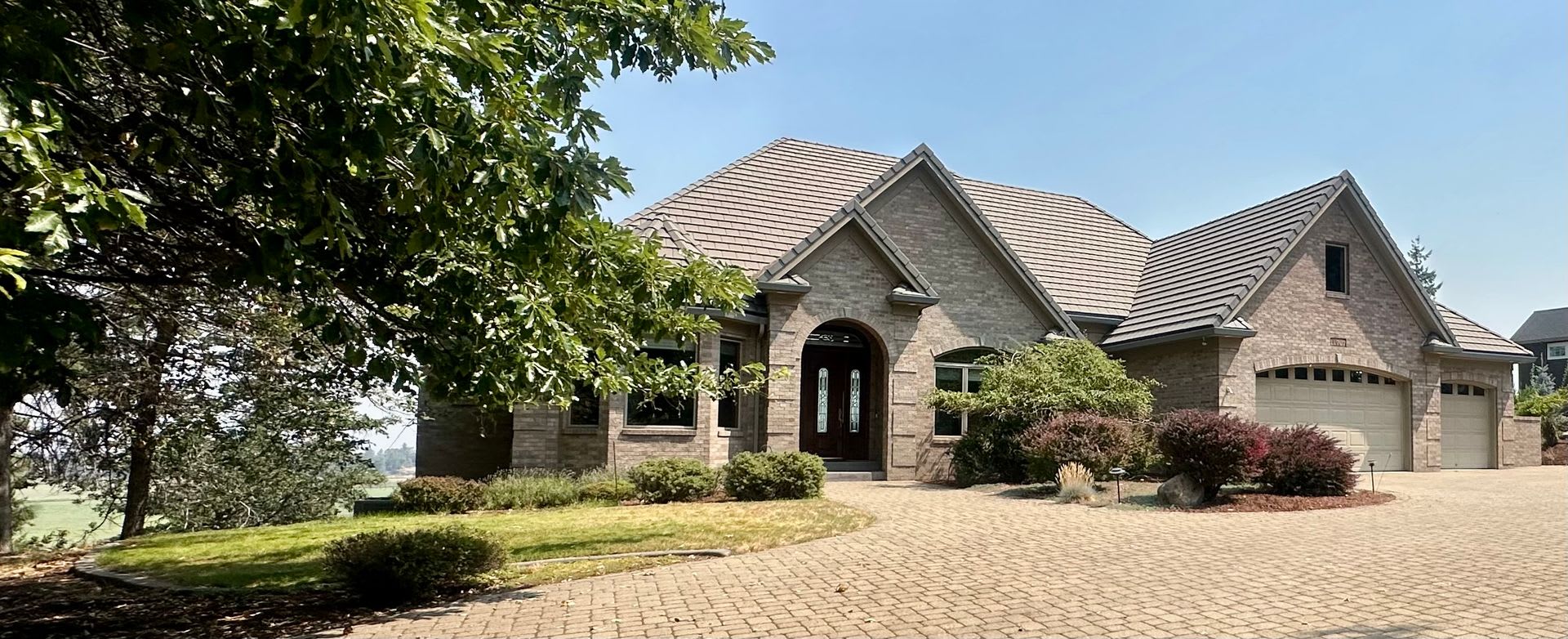 Luxury 4-Bed Running Y Home with Panoramic Lake Views – photo 1 of 64