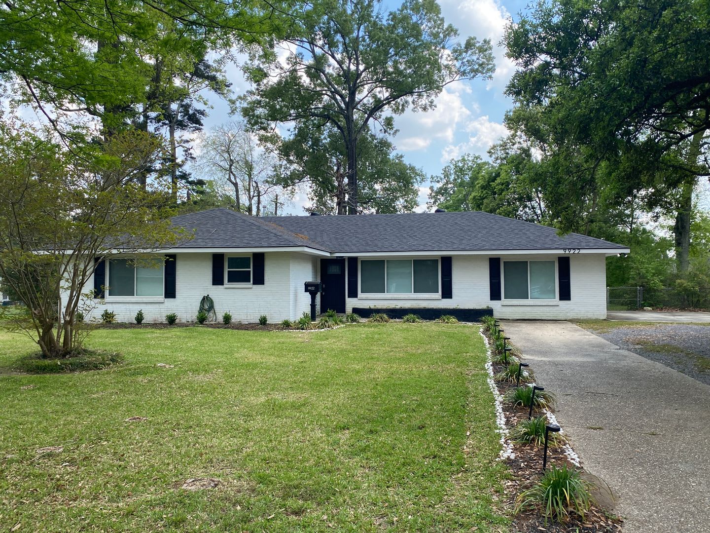 ***Price Drop plus $500 off First Month's Rent*** Modern Comfort in a Prime Baton Rouge Location – photo 1