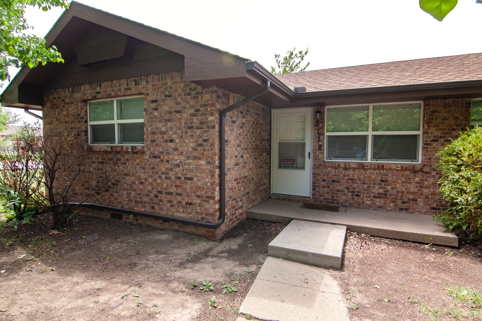 Pet-Friendly 2BR Duplex with Lawn Care Included – photo 1