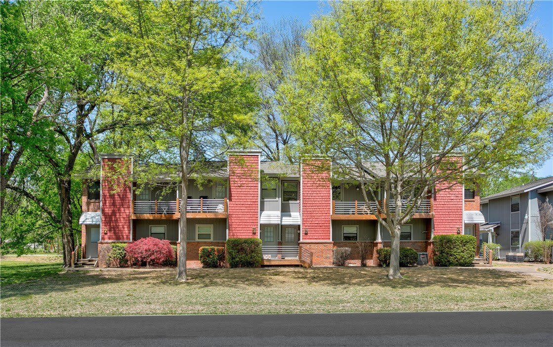 605 W Benton Street – photo 1 of 12