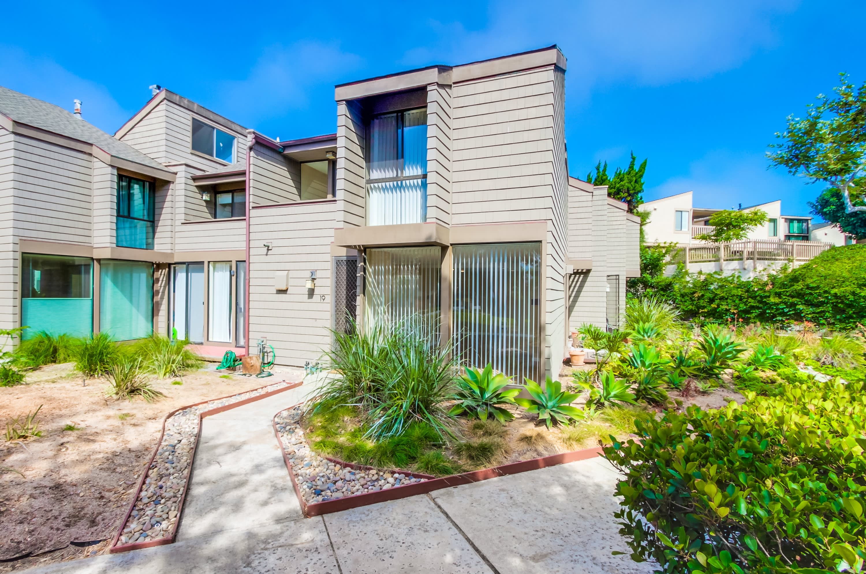 675 South Sierra Avenue 19 – photo 1 of 129