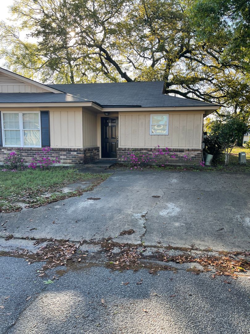 Beautiful Duplex Close to Mid-Town Savannah – photo 1