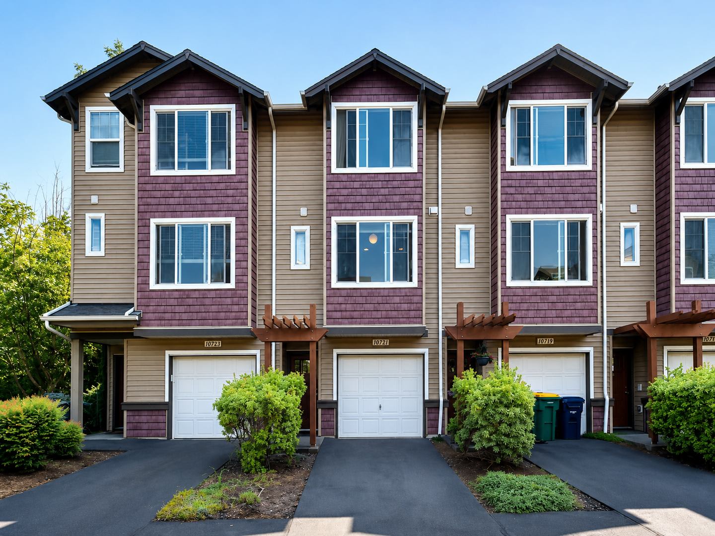 Hillsboro 2 Bedroom Townhouse With Stainless Steel Kitchen Gas Range Attached Garage Private Balcony – photo 1