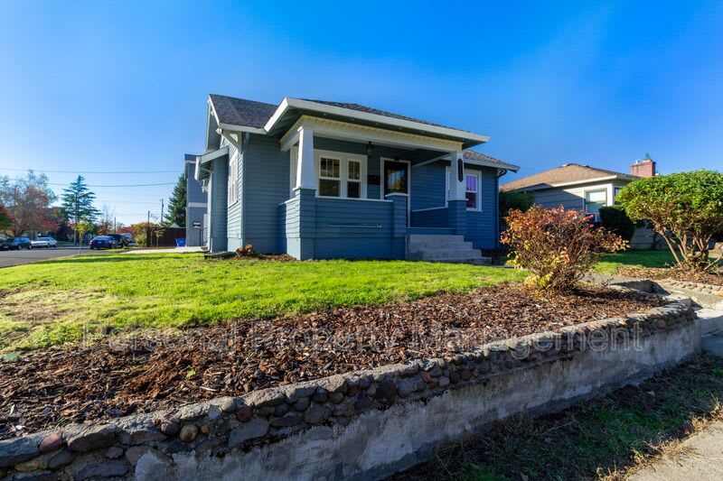 3100 H St – photo 1 of 16