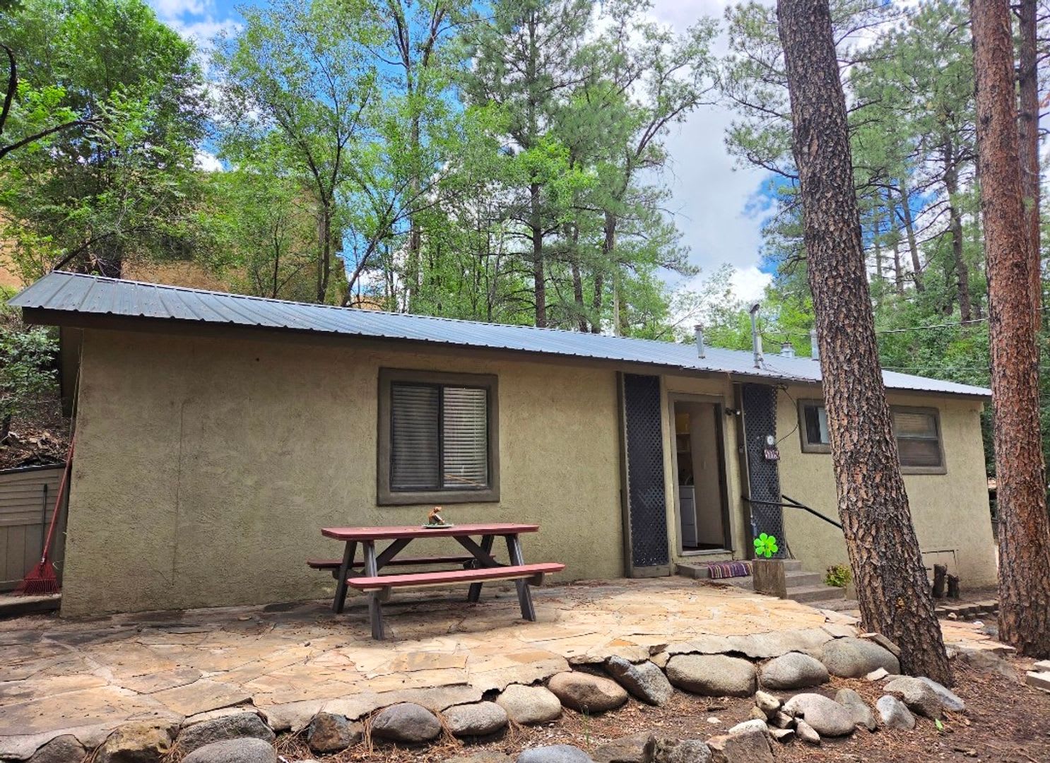 Move In Special!!!! Cute Three Bedroom, 1 Bath home near Midtown – photo 1 of 22