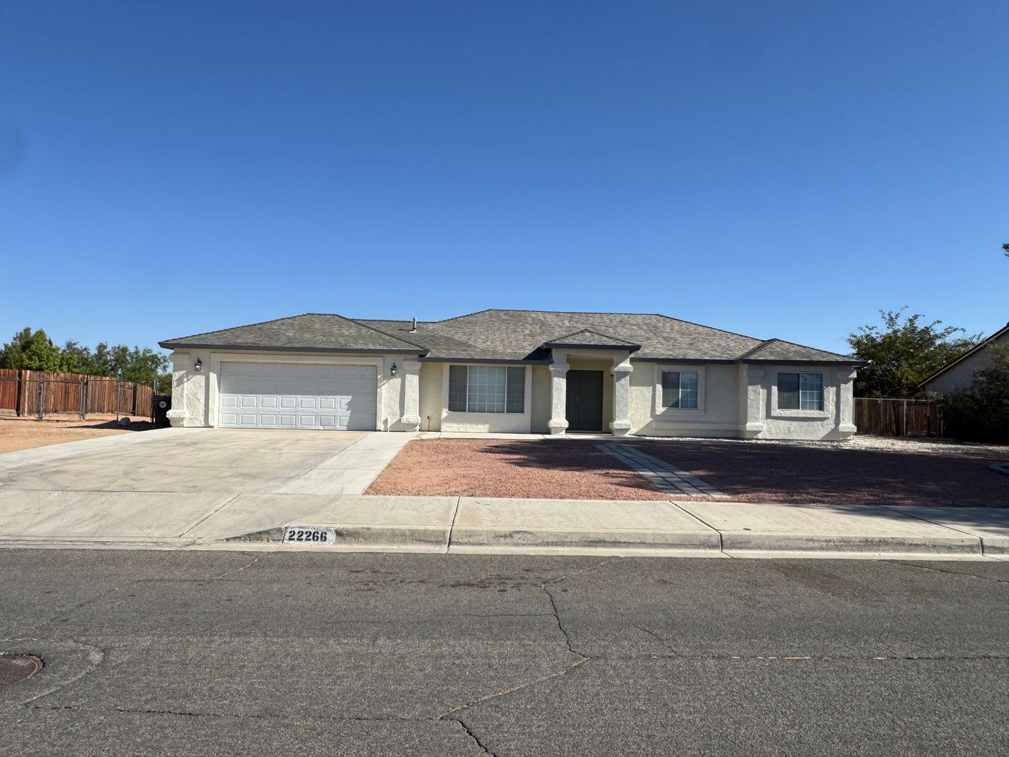 spacious 3 bedroom 2 bath home with large yard – photo 1