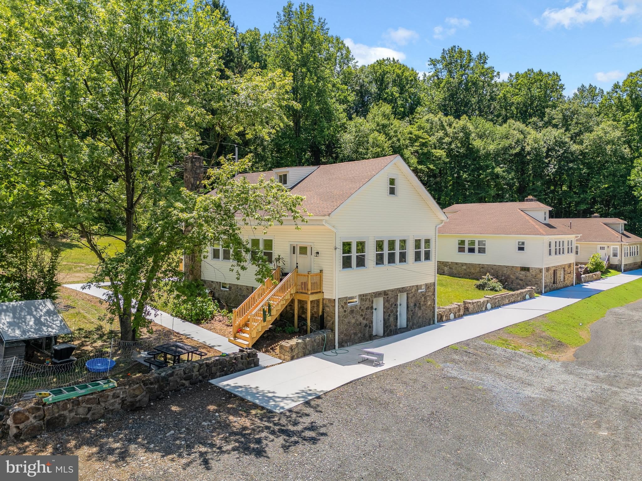 71 DREAMLAND PARK Drive – photo 1 of 17