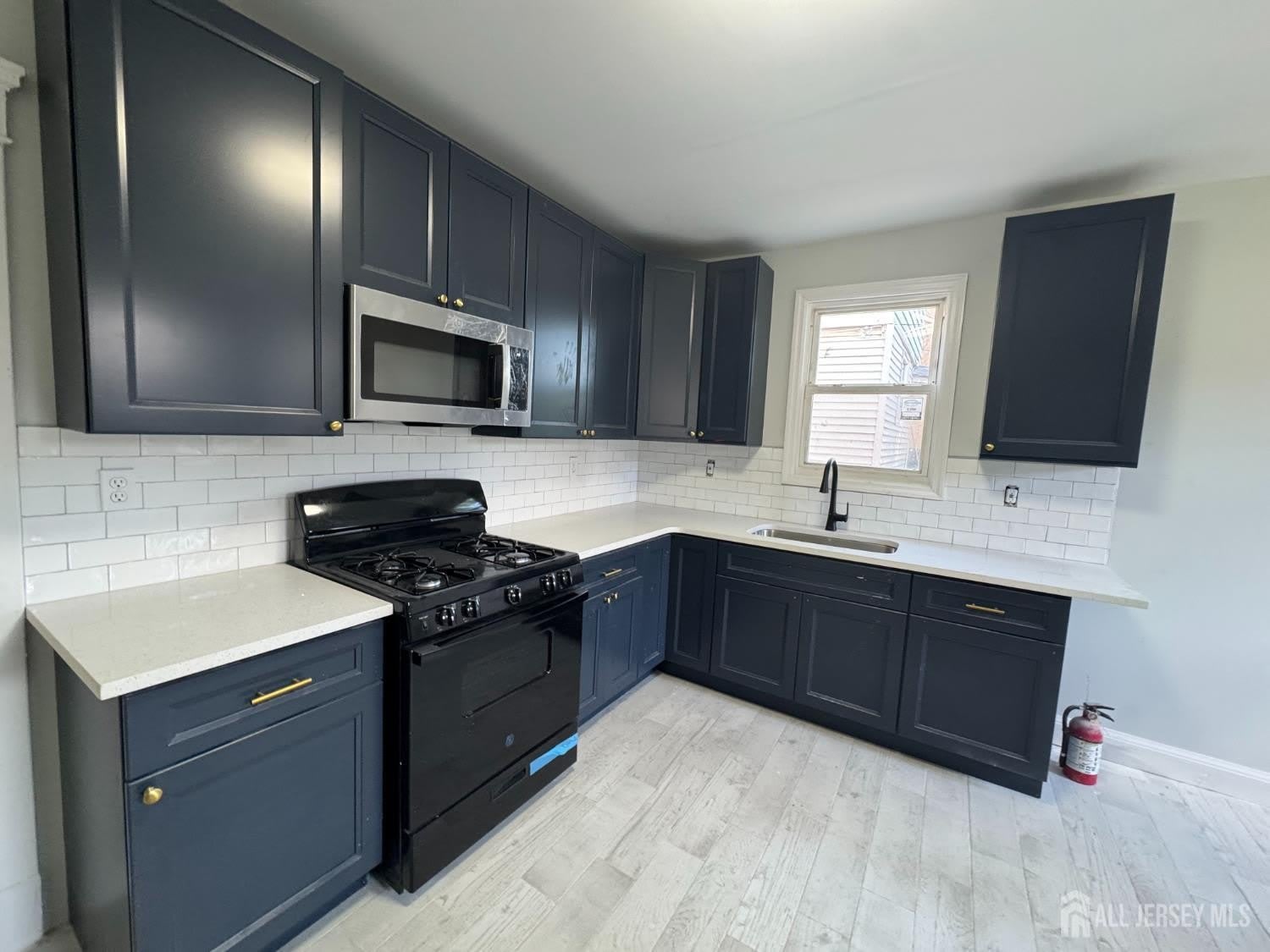 266 Sandford Street – photo 1 of 205