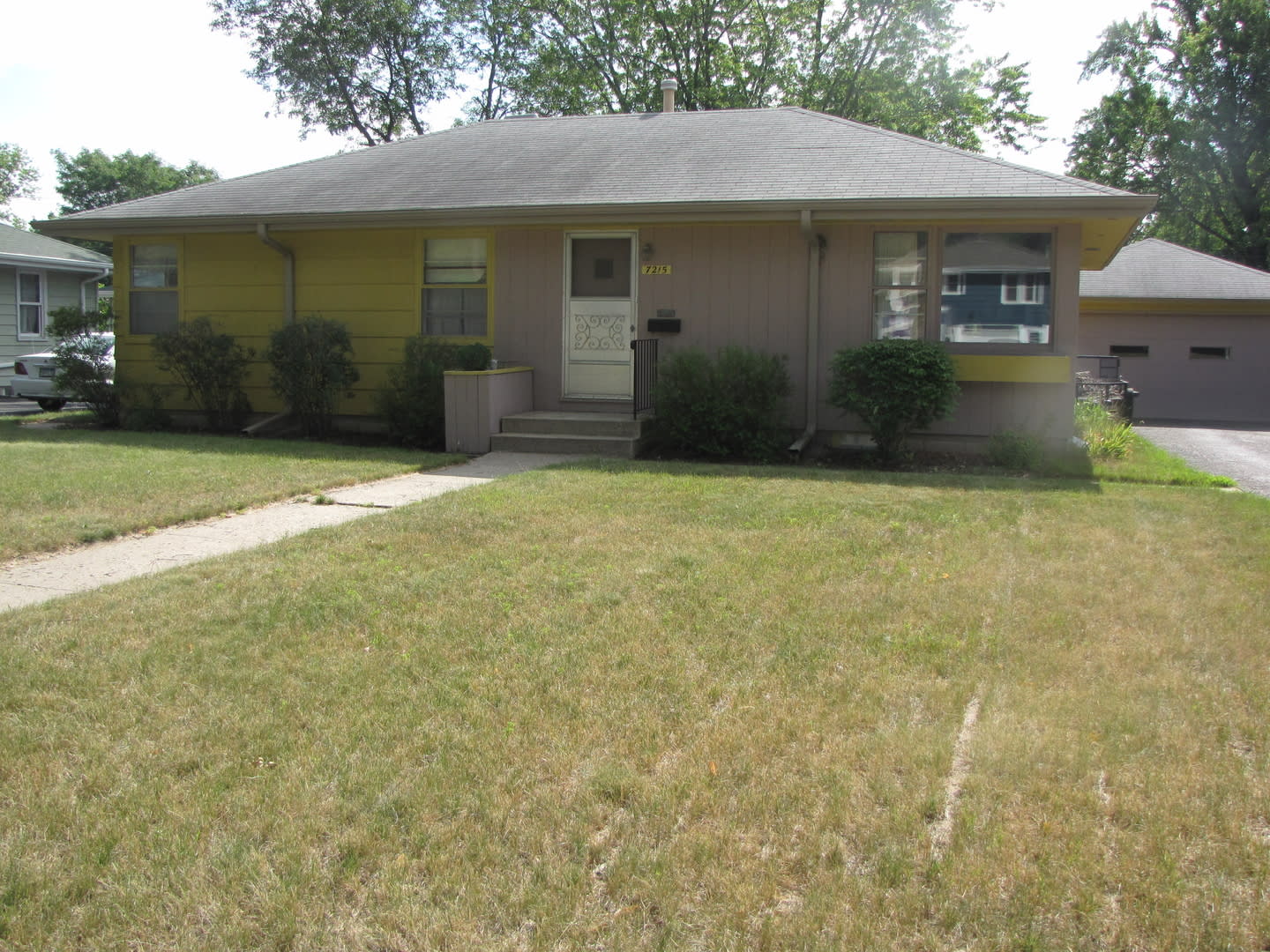 Great location in Richfield,*3Bed*1Bath single family home Avail Now! – photo 1