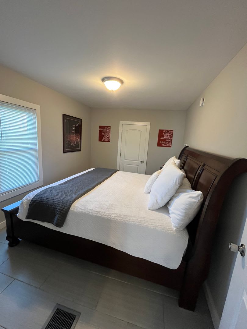 The Porch Abnb Short Term Monthly And Long Term Rental Famous Iu Tailgate House – photo 1
