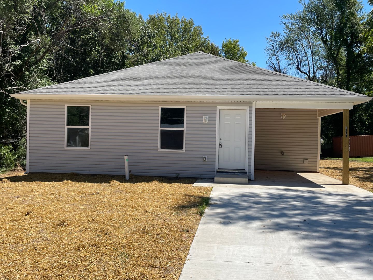 3 bed 2 bath 1 Carport $995/month – photo 1
