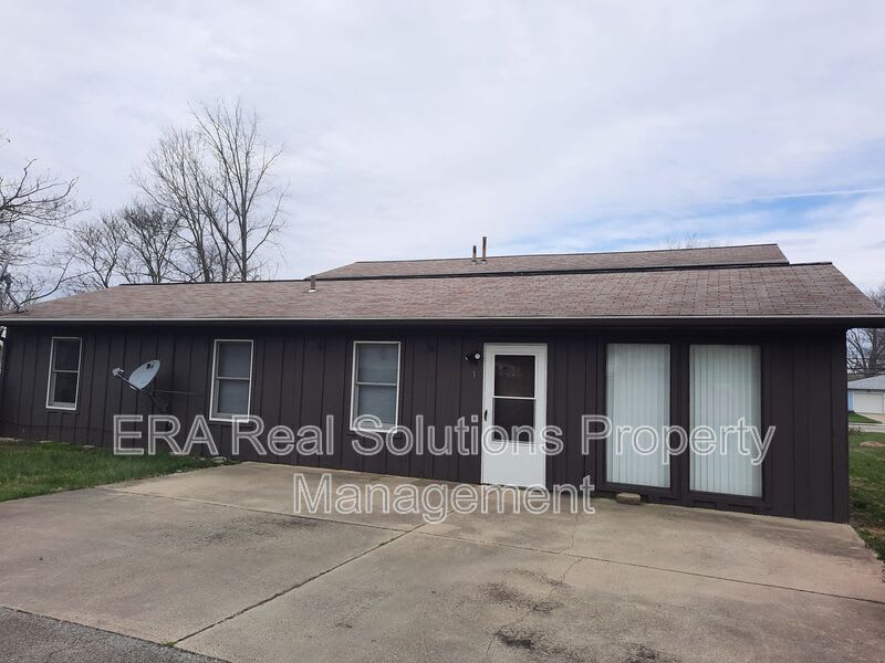 888 West Locust St – photo 1 of 11