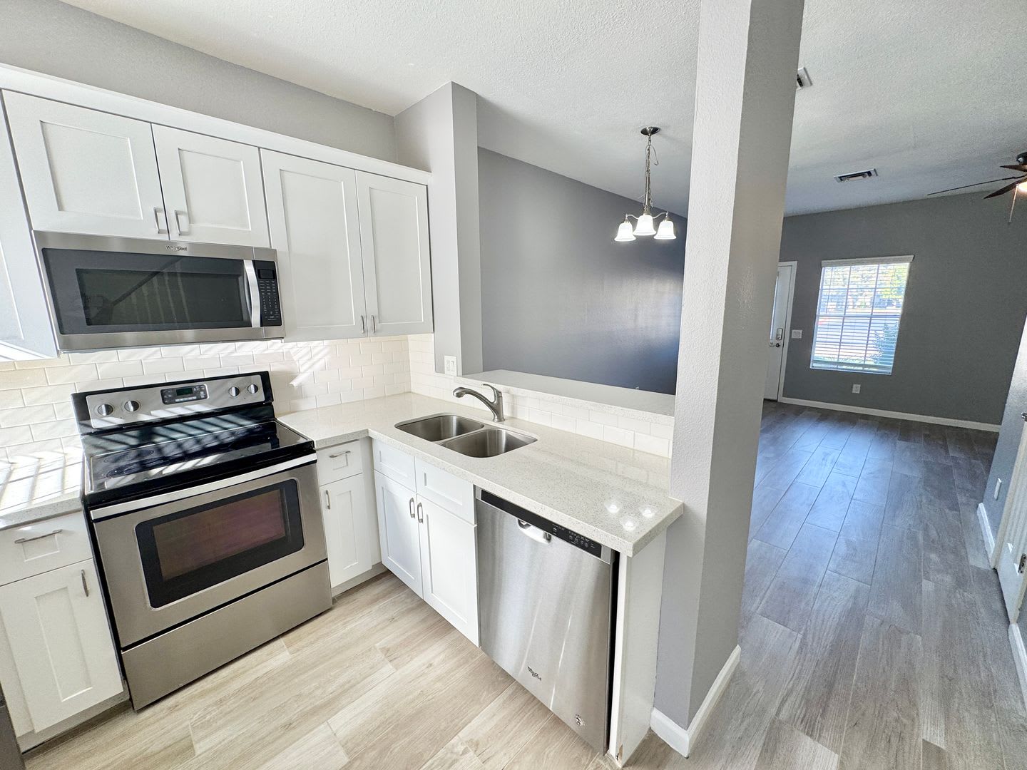 Beautifully Upgraded Chandler Townhouse! New HVAC system – photo 1