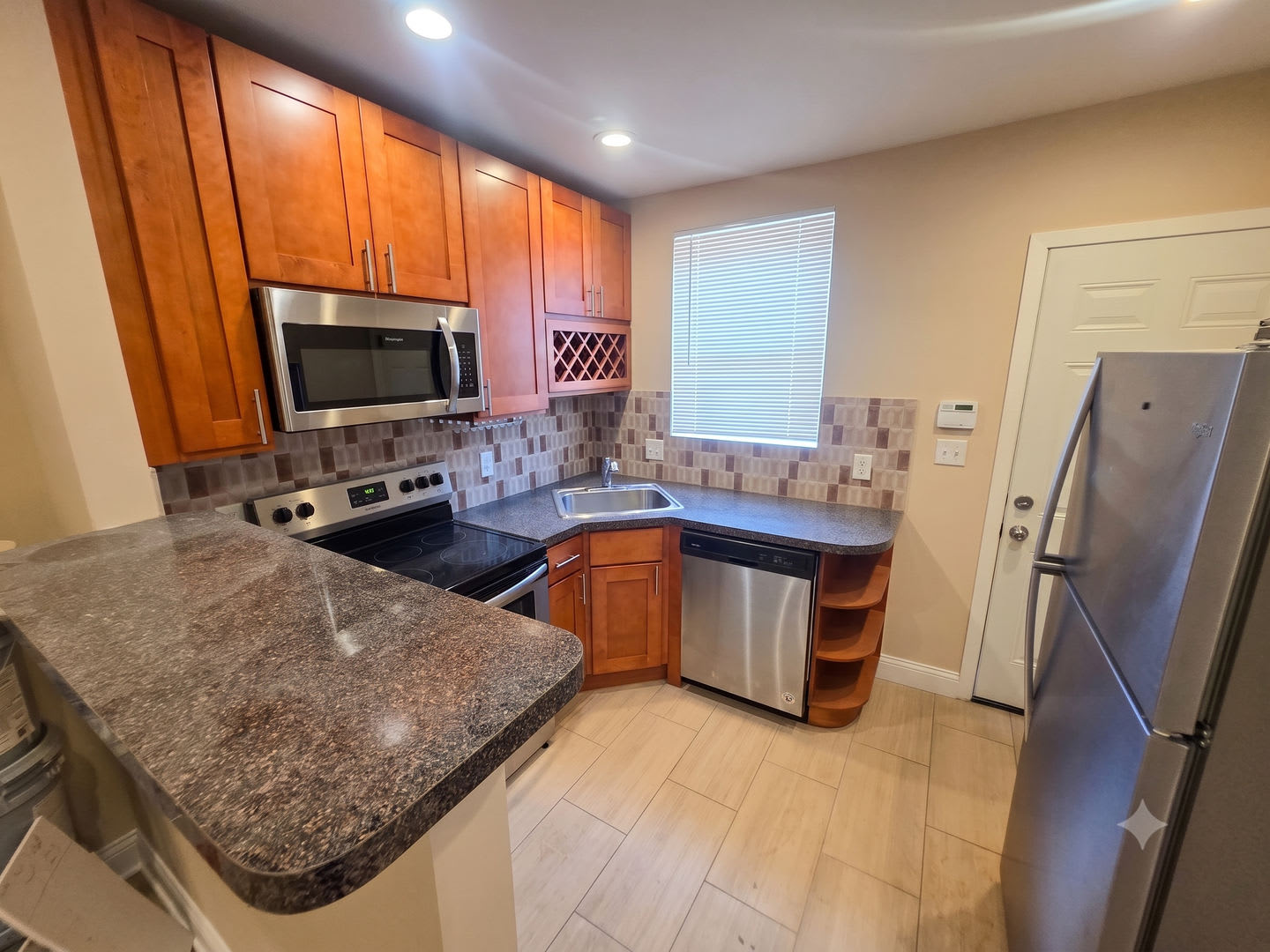 ⭐⭐⭐ UPDATED COZY 3 BEDROOMS AND 1.5 BATH HOME LOCATED IN NORTHEAST/LAWNCREST!!! ⭐⭐⭐ – photo 1