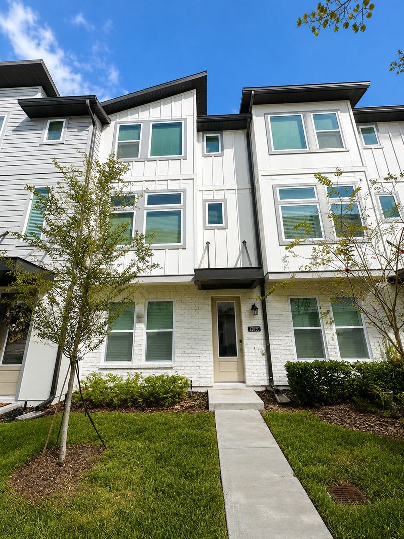 Available 8/10!! Luxury 3 story townhouse in the heart of Laureate Park – photo 1