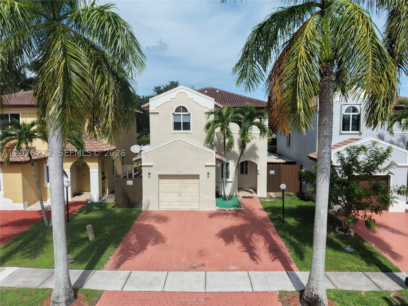 2529 NE 41st Ter – photo 1