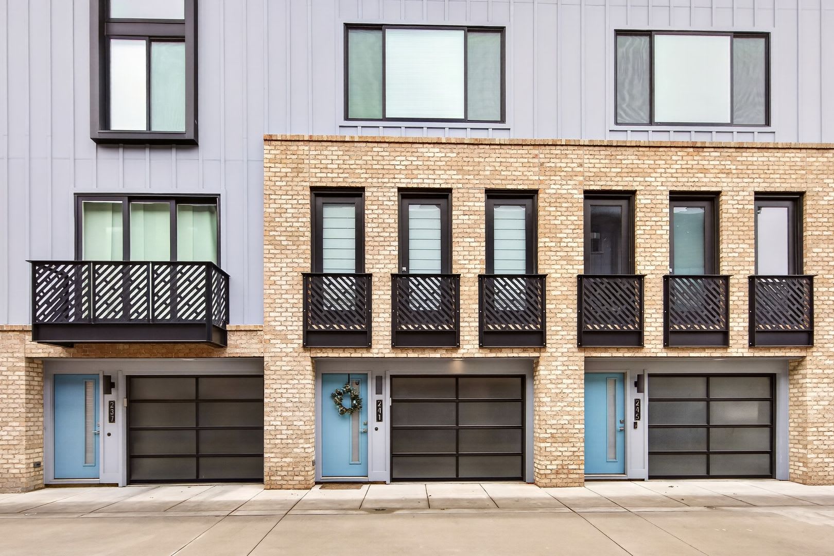 Ready To Move Into This Beautifully Maintained Townhome With An Attached Garage In The Heart Of South End – photo 1