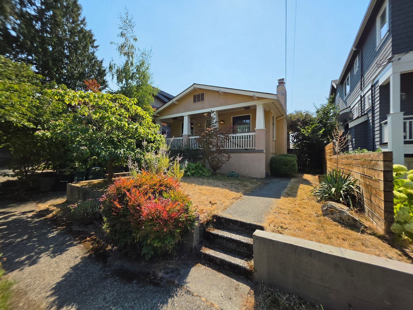 Cute Spanish Style Bungalow Close to Shopping and the Light Rail – photo 1