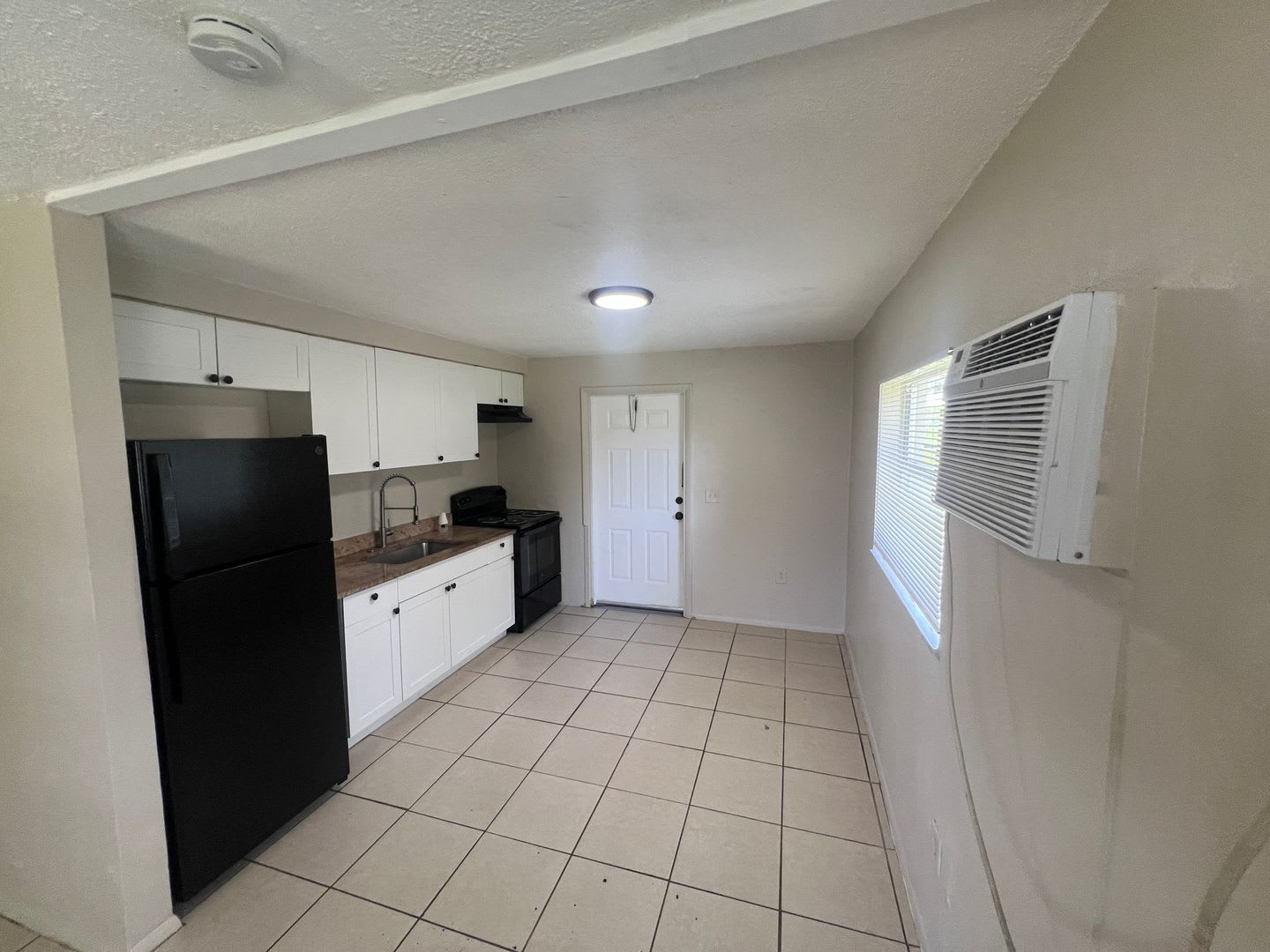 ** FOR RENT 2/1 READY FOR A LONG TERM TENANT -- FORT MYERS -- PET FRIENDLY ** – photo 1