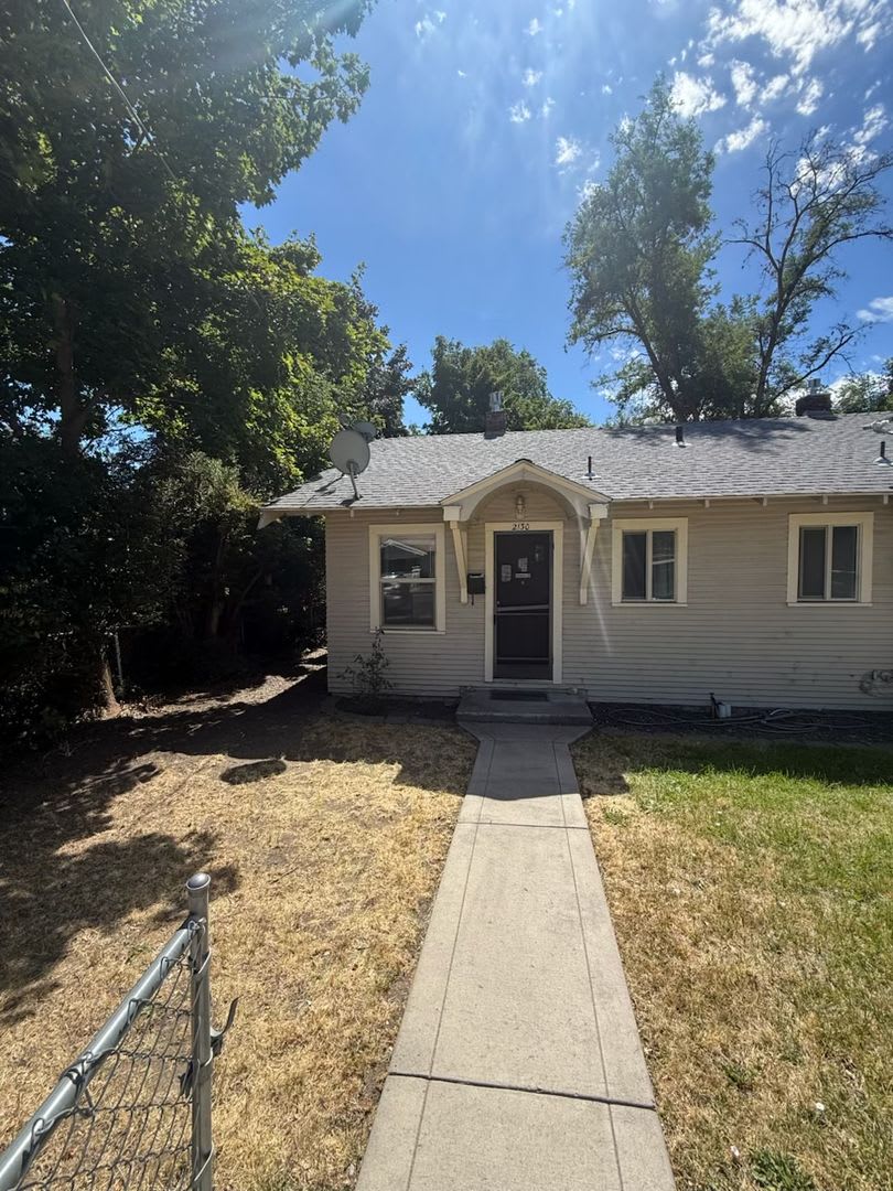 Vintage 1-Bedroom Duplex with Large Fenced Yard 3 miles from OIT and Sky Lakes Medical Center – photo 1