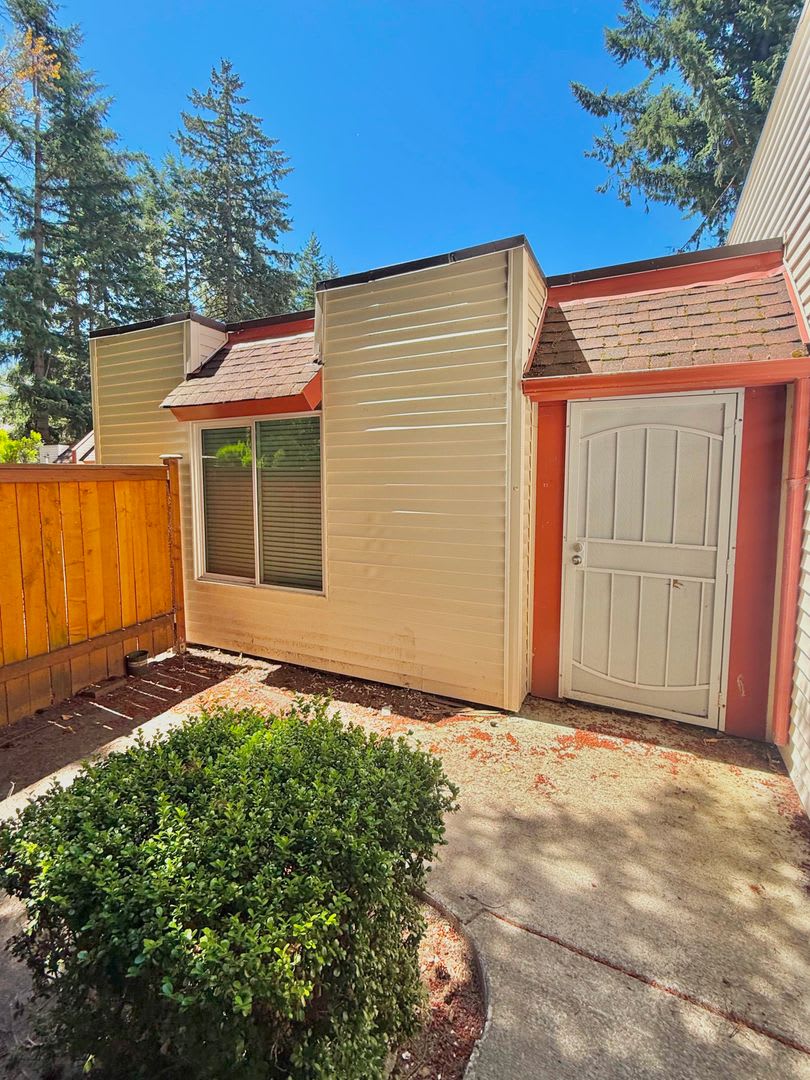 Spacious 2 Bed 1 Bath Fairwood Condo – photo 1 of 22