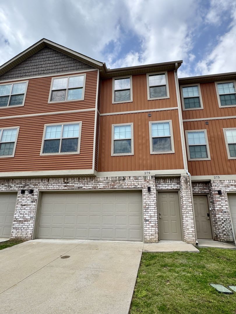 Nice 2 Bedroom Townhome Close To I 49 – photo 1
