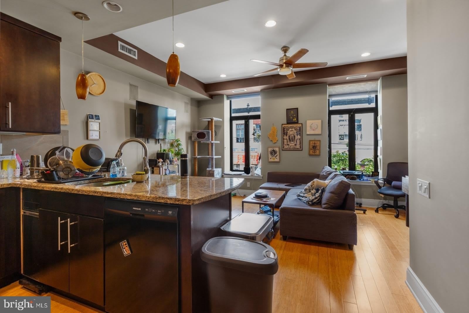 530 W GIRARD Avenue – photo 1