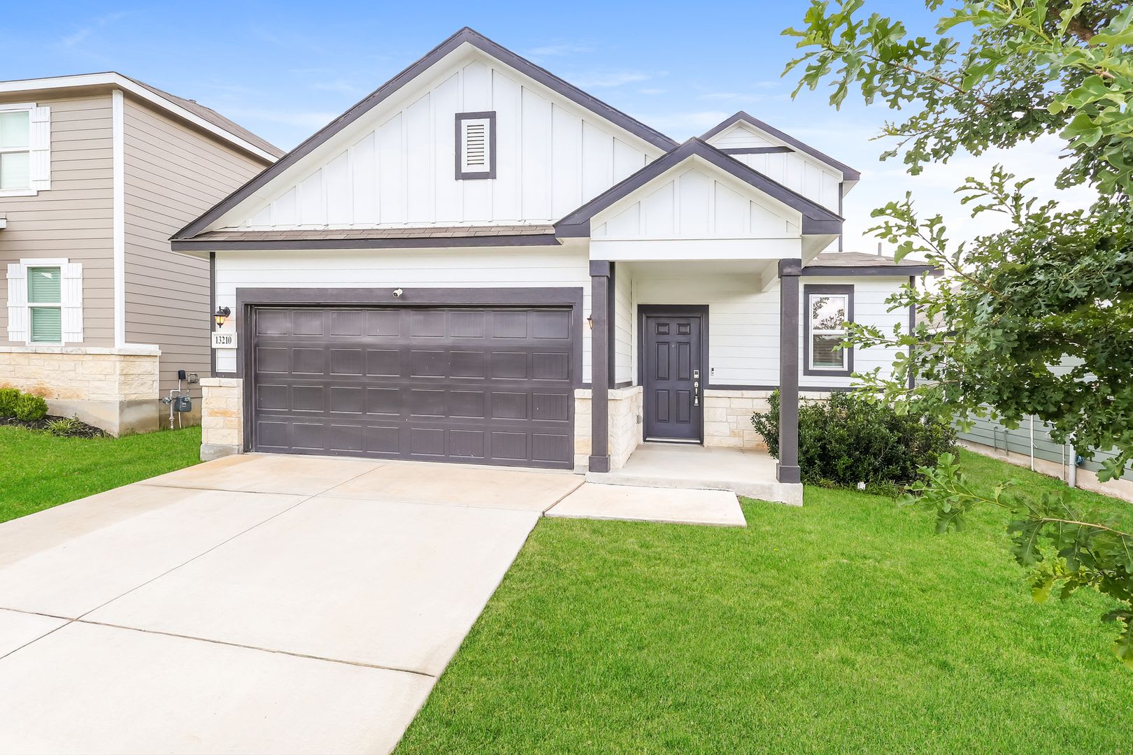 Stunning 4 bedroom, Primary bedroom downstairs, Less than 9 miles from Randolph AFB – photo 1