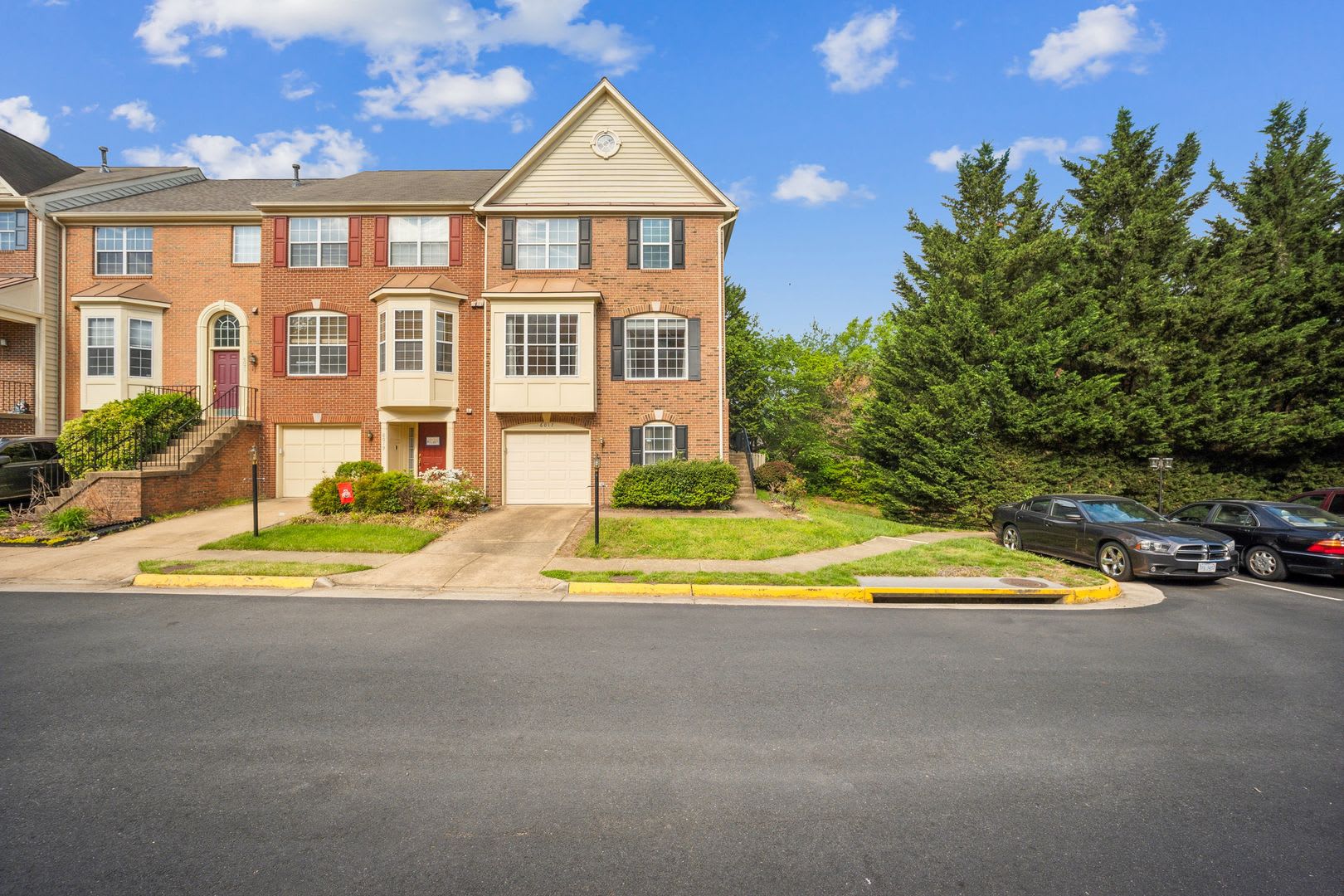 Spacious 4-Bedroom Townhome in Prime Alexandria Location – photo 1