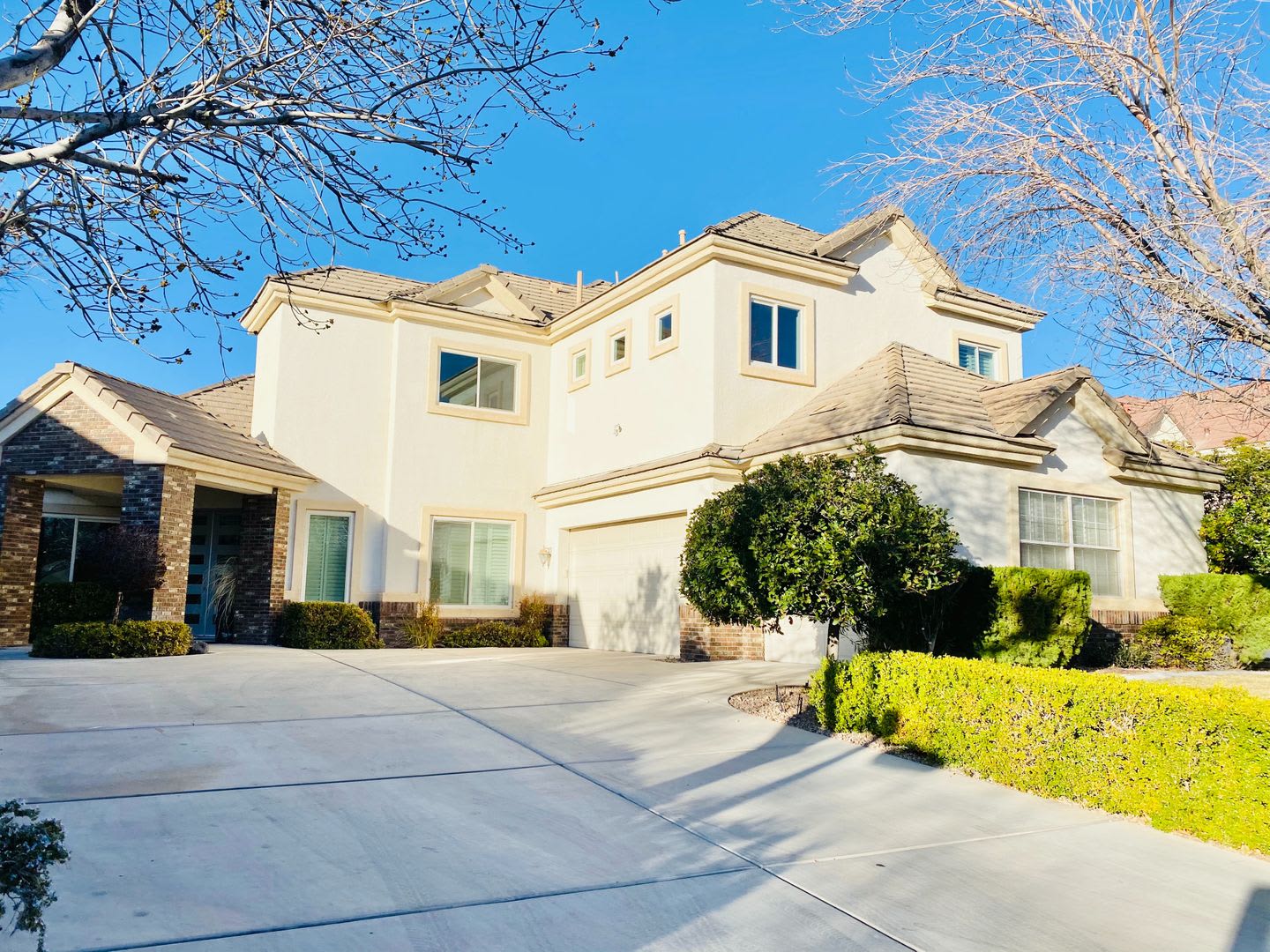 Beautiful 2 Story Home In Queensridge Guard Gated Community With Spacious 5 Bedrooms 4 Bathrooms Luxury Features And High Ceilings 3 Car Garage Private Backyard And Great Natural Lighting Guard Gated Zoned For Pal Verde High School – photo 1