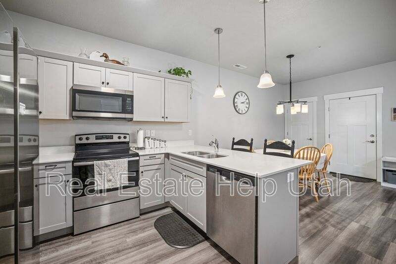 952 W Big Ben Ln – photo 1 of 57