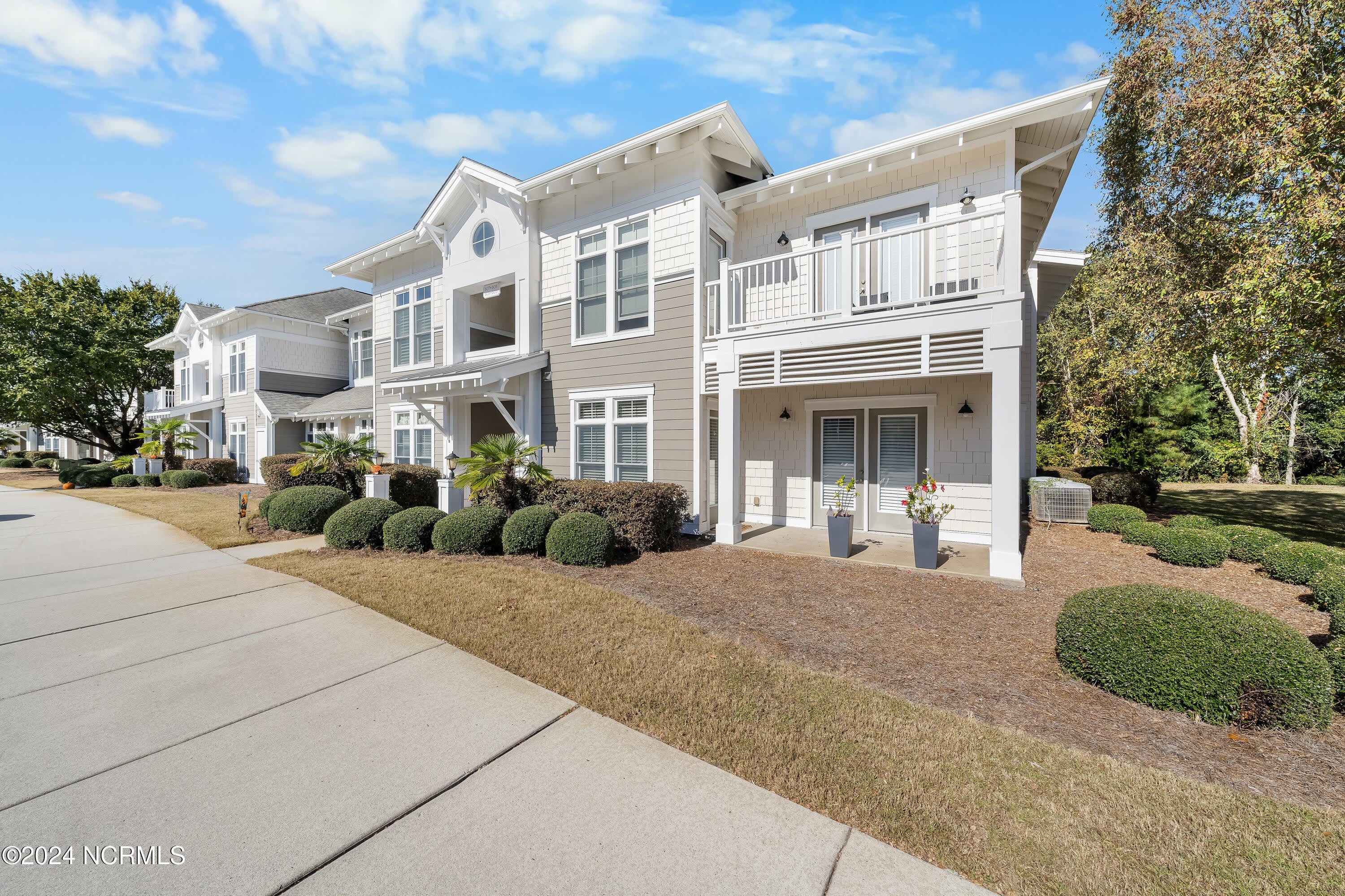 2537 St James Drive SE – photo 1 of 37