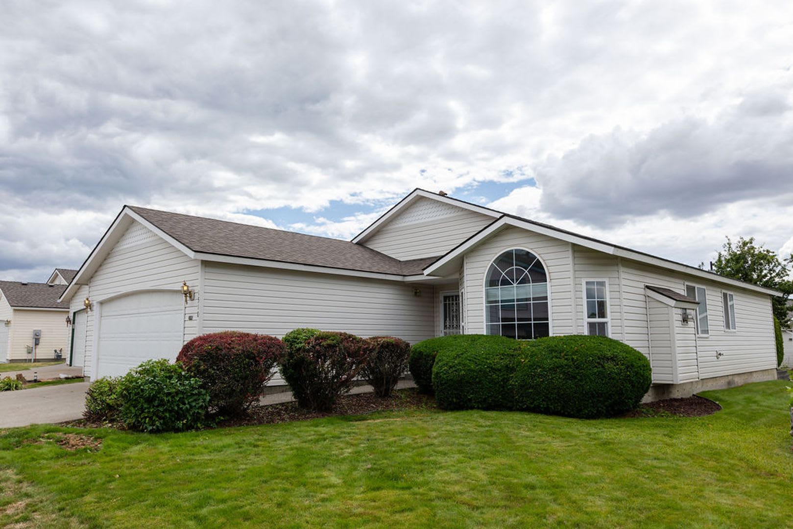 Single Story Home W Hoa Provided Lawn Services – photo 1 of 49