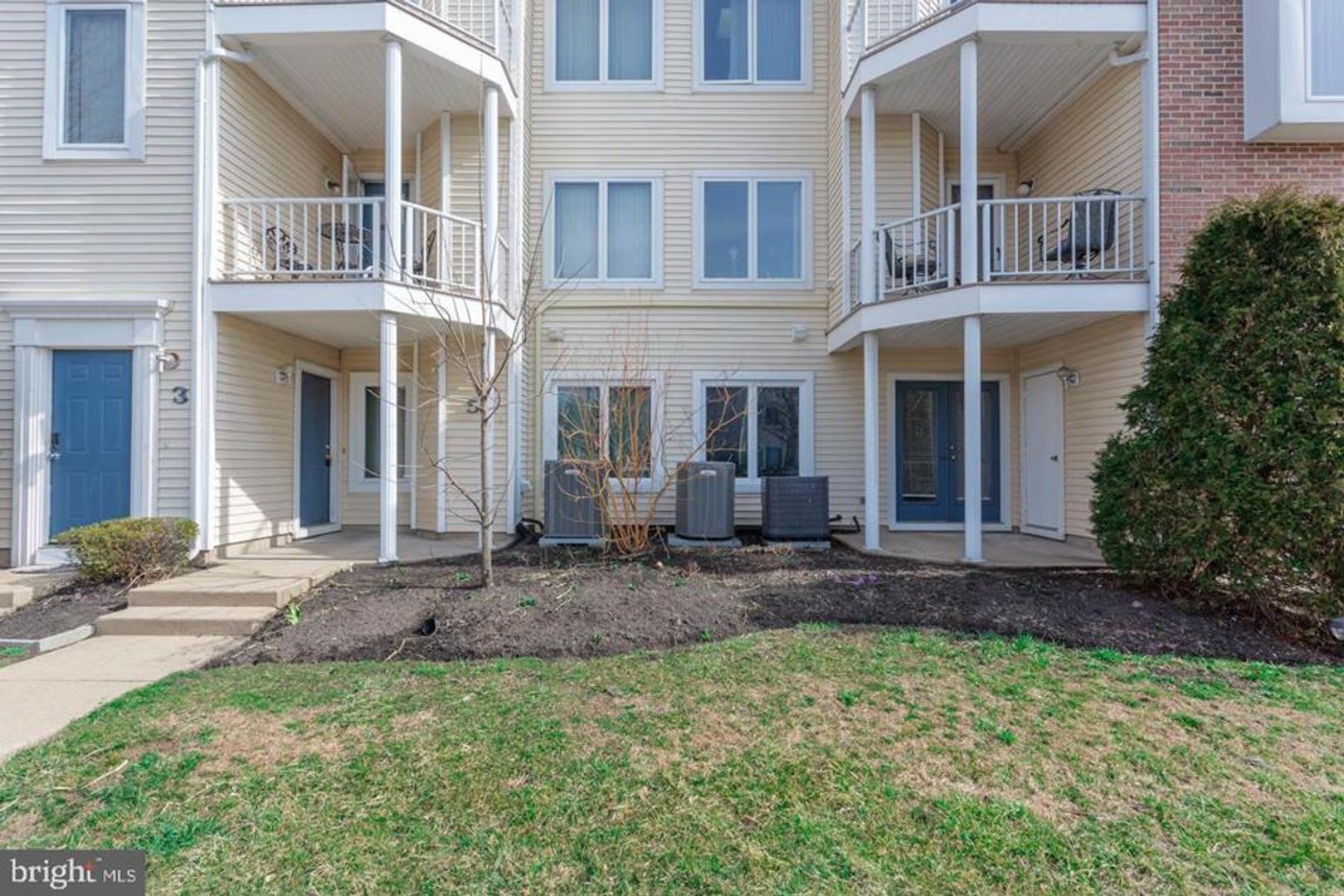 Crestwood 2 bed Condo Available September 1 – photo 1 of 15