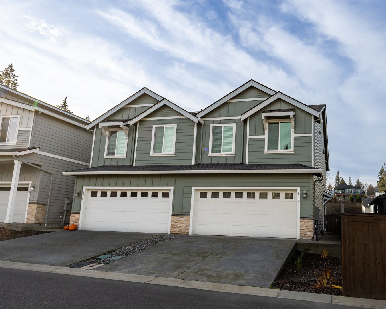 Three bedroom home in Ridgefield, gated community, with AC – photo 1 of 17
