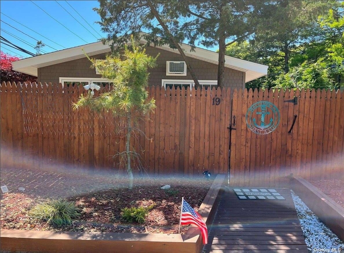 19 Champlain Street – photo 1 of 14
