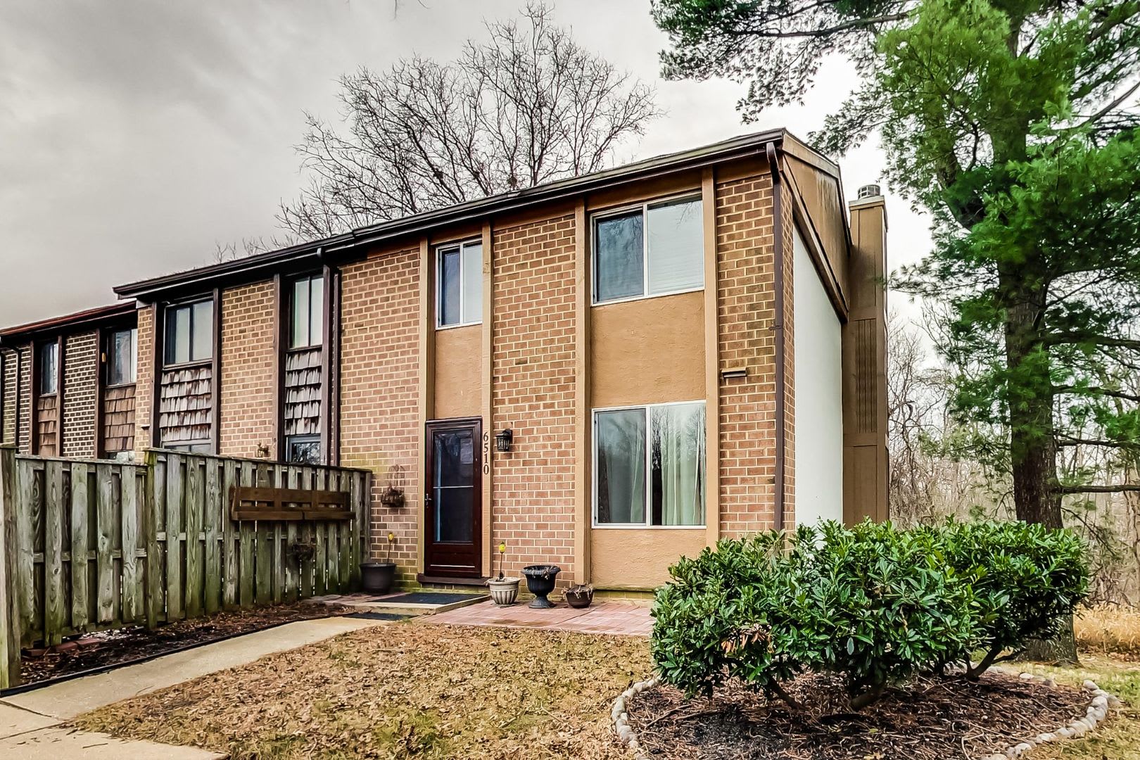 Updated 3+2.5 End Unit w/ 2 PARKING SPACES – photo 1
