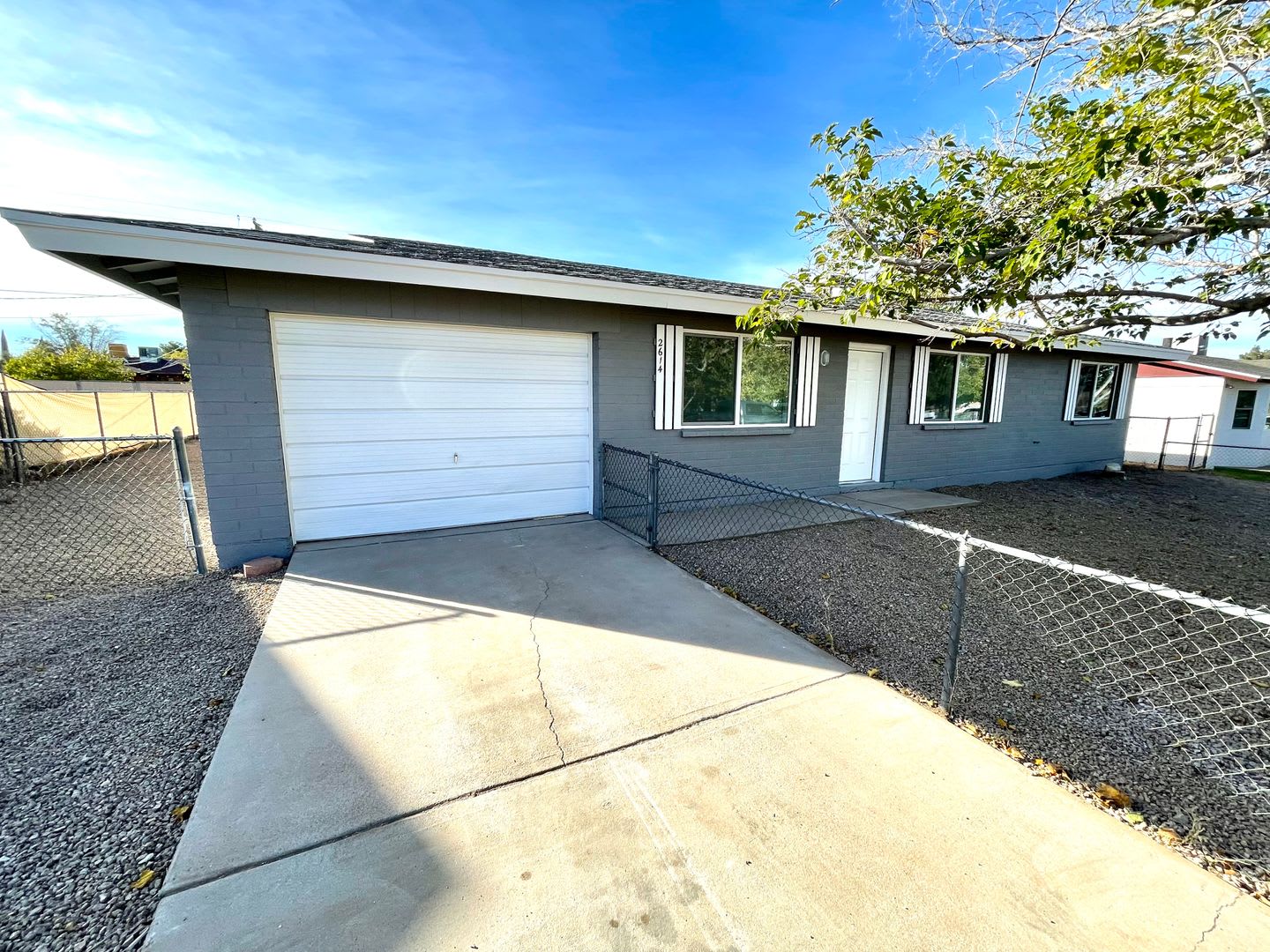 Great 3 Bedroom Home Near Splash Pad and Hualapai Elementary School! – photo 1