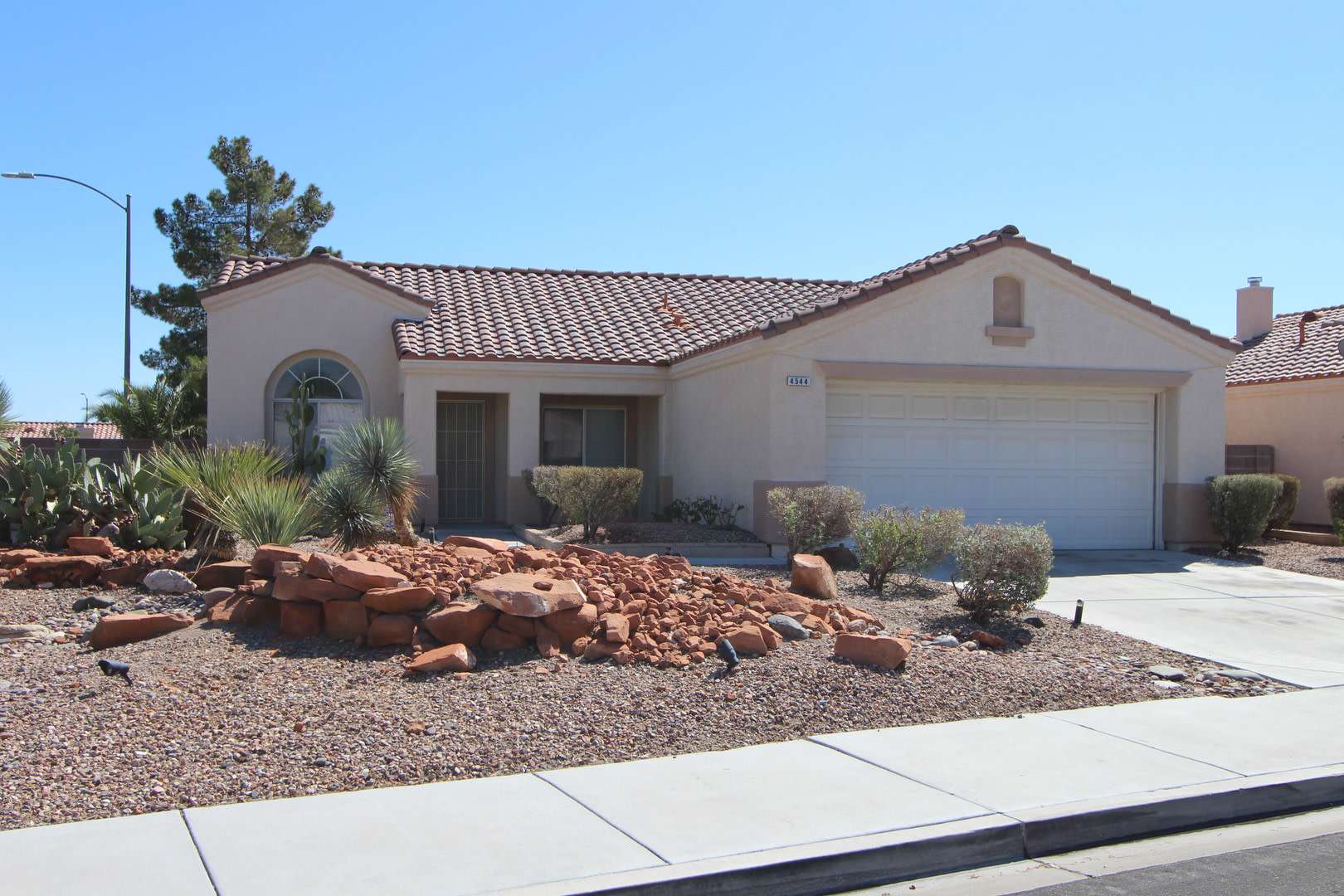 Charming 2 bedroom home in northwest. Very open floorplan. – photo 1