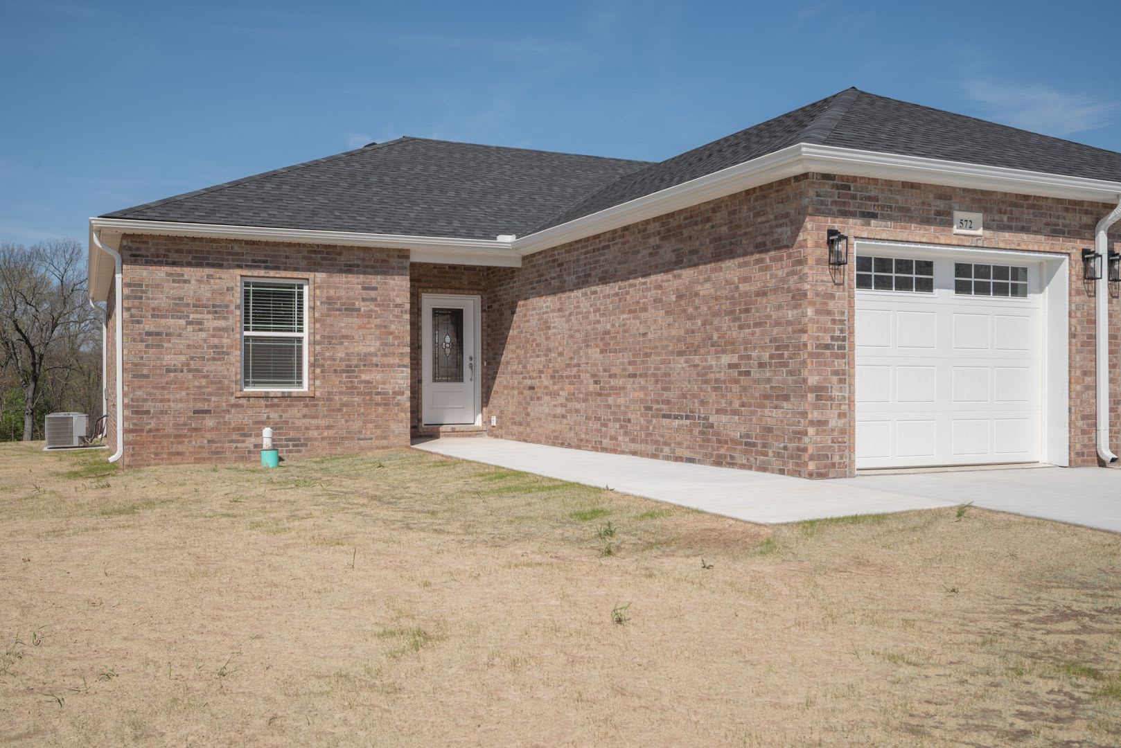 New Neosho Unit now available for lease! $1,400 Rent/$1,400 Deposit – photo 1 of 10