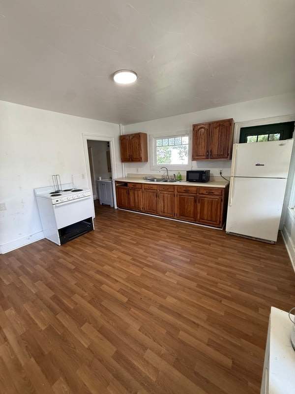 402 Stone St – photo 1 of 10