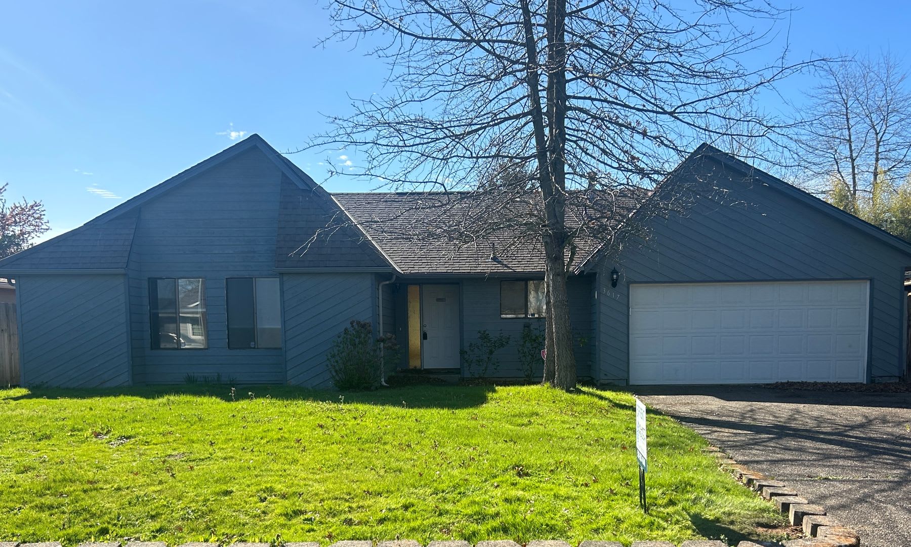 Beautiful 3 Bedroom, 2 bathroom House in Great Quiet Neighborhood. – photo 1 of 23