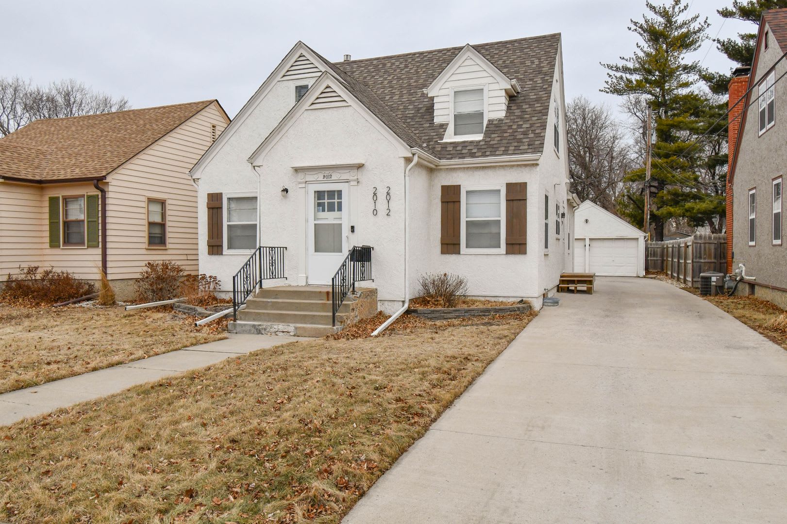 Stylish Furnished Duplex with Modern Finishes and Garage! Short-Term Available! – photo 1
