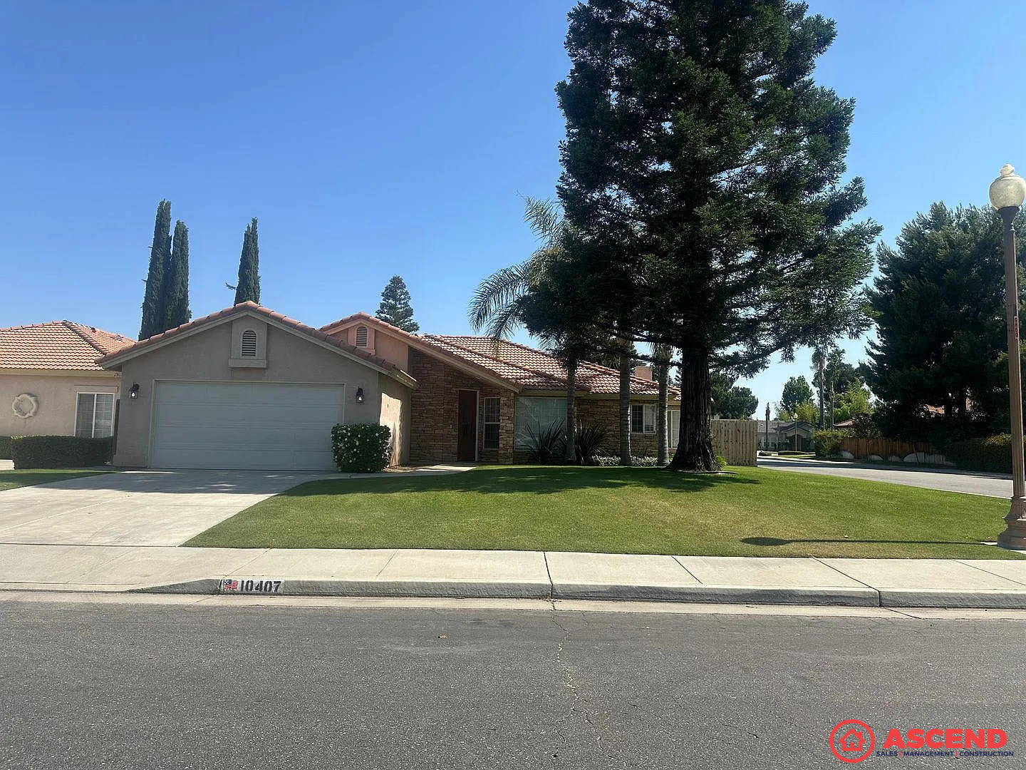 Spacious 3Bd 2 5Ba Home In Bakersfield S 93311 Hoa Community Pool Fireplace Garage Small Pets Welcome – photo 1