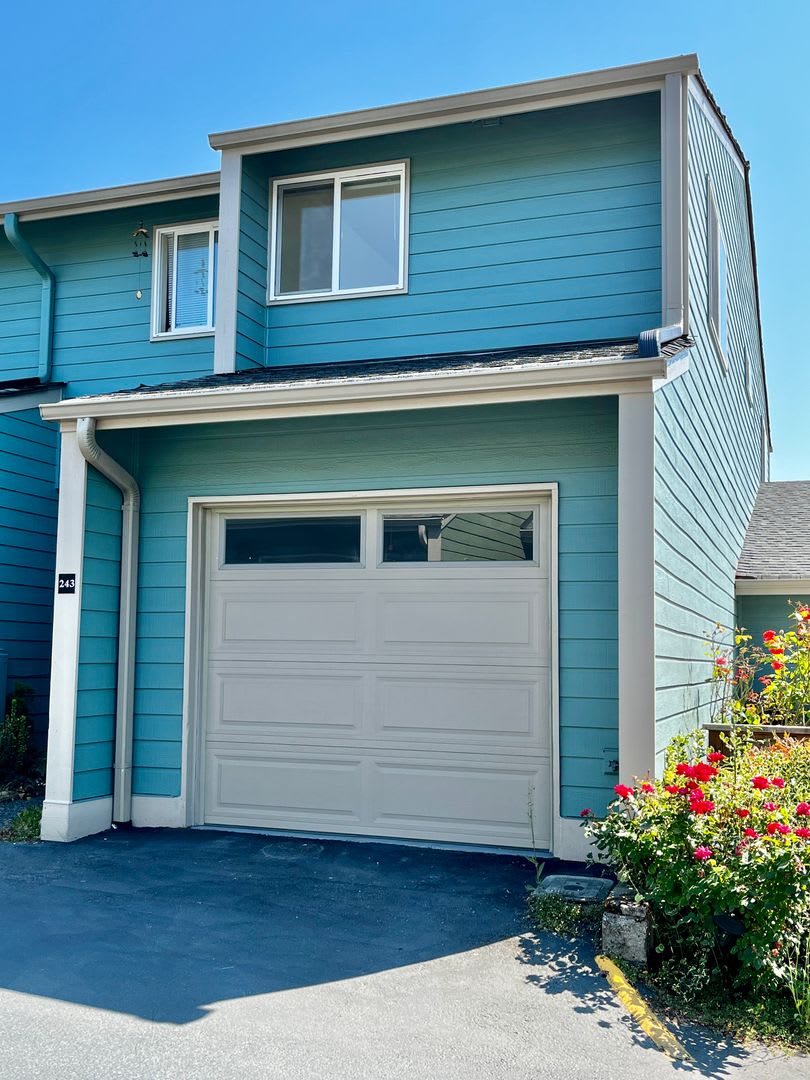 Adorable Condo Within Walking Distance to Winslow and Ferry – photo 1 of 37